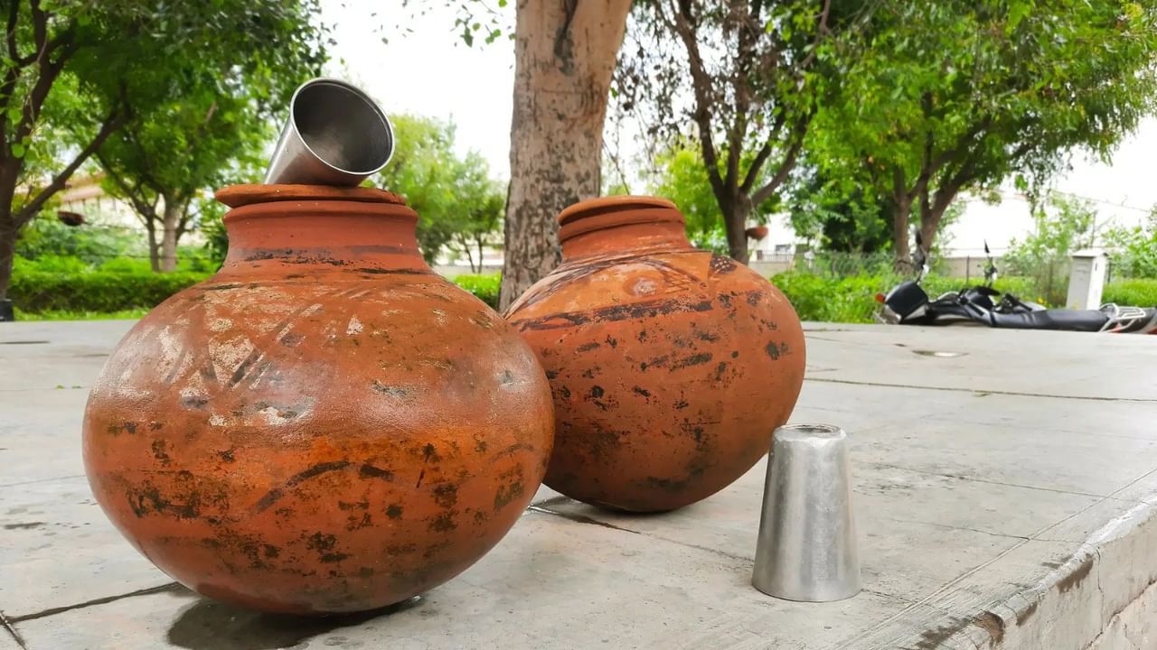 फ्रिजचं पाणी विसरून जाल; माठाच्या पाण्याचे हे आरोग्यदायी 5 फायदे