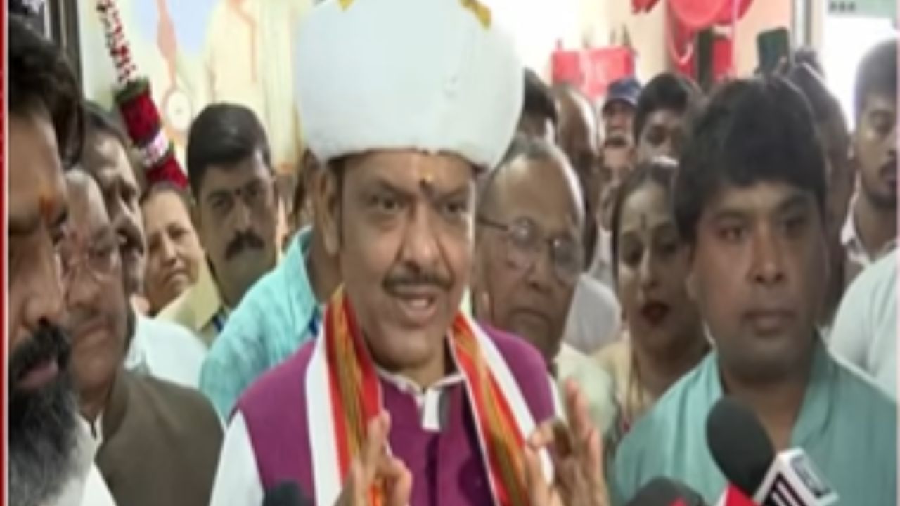 Devendra Fadnavis : देशातली एखादी अधिकची भाषा शिकण्यात वाईट काय? हिंदीच्या सक्तीवर मुख्यमंत्र्यांची प्रतिक्रिया Devendra Fadnavis : देशातली एखादी अधिकची भाषा शिकण्यात वाईट काय? हिंदीच्या सक्तीवर मुख्यमंत्र्यांची प्रतिक्रिया