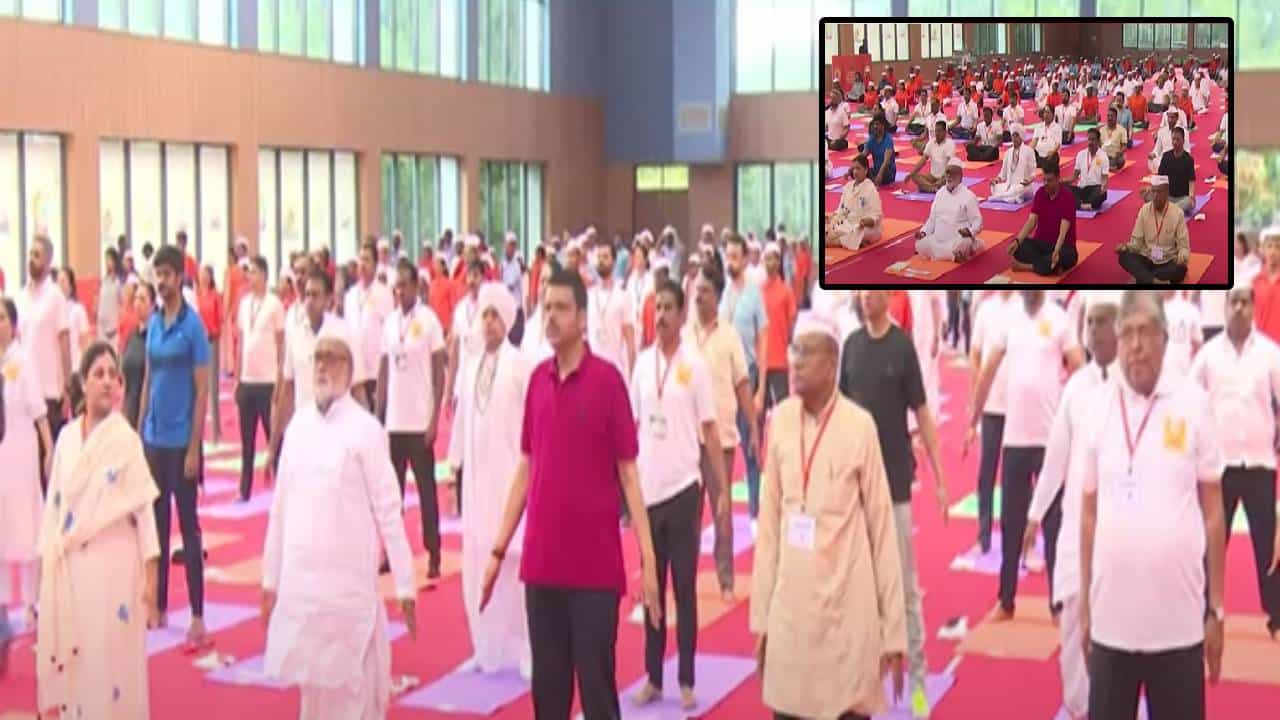 Yoga Day 2025 : 11 वा आंतरराष्ट्रीय योग दिवस, पुण्यात मुख्यमंत्र्यांनी केला लाखो वारकऱ्यांसह योगाभ्यास Yoga Day 2025 : 11 वा आंतरराष्ट्रीय योग दिवस, पुण्यात मुख्यमंत्र्यांनी केला लाखो वारकऱ्यांसह योगाभ्यास