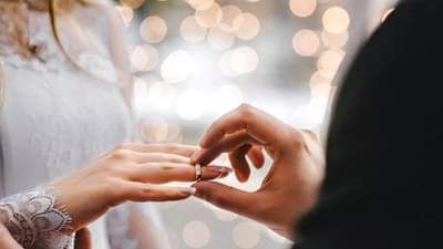 हनीमूनसाठी पैसे नव्हते म्हणून नवविवाहित जोडप्याने रेल्वेसमोर उडी मारली