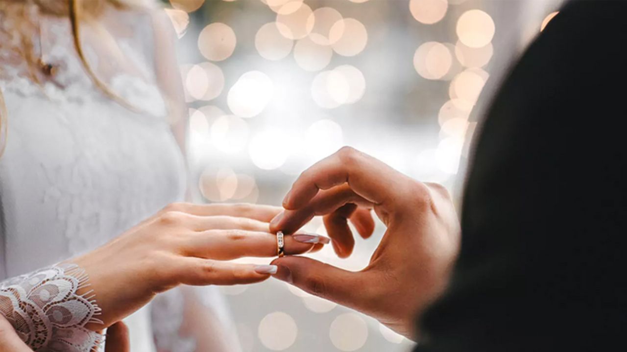 हनीमूनसाठी पैसे नव्हते म्हणून नवविवाहित जोडप्याने रेल्वेसमोर उडी मारली