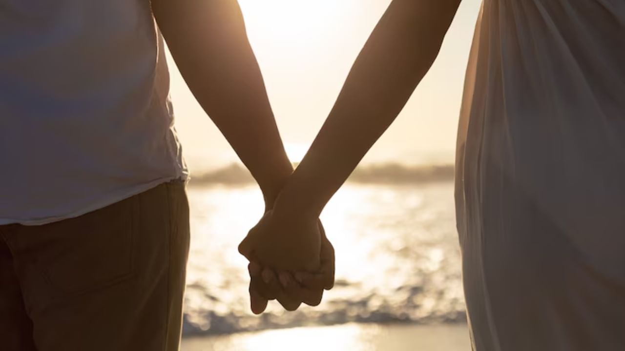 स्त्रिया त्यांच्या पतींना त्यांचे पाय स्पर्श करू देत नाहीत, असे याचे उत्तर होते. भारतात, पत्नीने पतीच्या पायांना स्पर्श करणे ही आदराची आणि परंपरेची खूण मानली जाते. मात्र, पतीने आपल्या पत्नीच्या पायांना स्पर्श करणे हे सांस्कृतिकदृष्ट्या दुर्मिळ आणि काही प्रमाणात असामान्य मानले जाते.