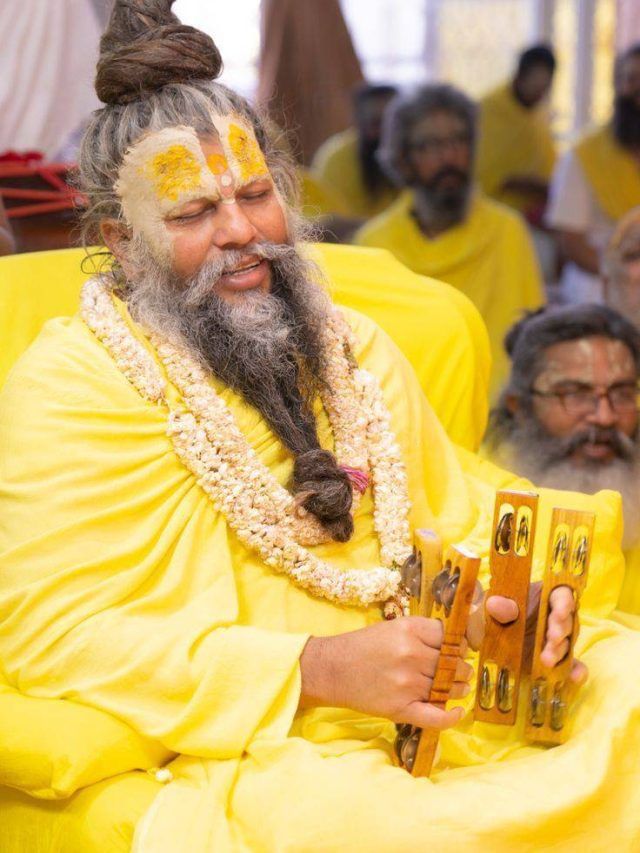 देवतर जळी स्थळी पाषणी, सर्वत्र आहे. प्रत्येकाने त्याच्या उत्कट भक्तीतून देवाचे चित्र साकारलेले आहे. जशी कल्पना उत्कट तसा देव साकार झाला.