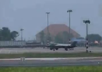 हवेत असताना अचानक इंधन संपल्यामुळे या लढाऊ विमानाला    भारतातील केरळ राज्यामधील तिरुअनंतपुरम आंतरराष्ट्रीय विमानतळावर उतरावे लागेल. रात्री 9.30 वाजता हे लढाऊ विमान विमानतळावर उतरले. 