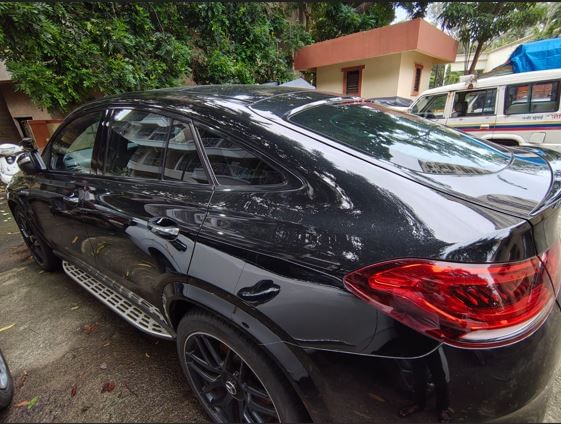 मिळालेल्या माहितीनुसार बेलापूरवरून पनवेलच्या दिशेने भरधाव वेगाने जात असलेल्या मर्सिडीज बेंझ कारने पुढे जाणाऱ्या स्कूटरला धडक दिली.