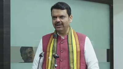 गडचिरोलीतील 12 नक्षलवाद्यांचे आत्मसमर्पण, मुख्यमंत्री देवेंद्र फडणवीसांनी खास वस्तू दिली भेट