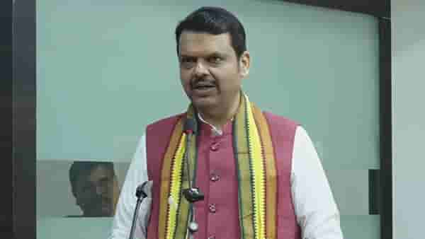 गडचिरोलीतील 12 नक्षलवाद्यांचे आत्मसमर्पण, मुख्यमंत्री देवेंद्र फडणवीसांनी खास वस्तू दिली भेट