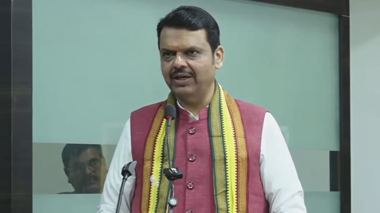 गडचिरोलीतील 12 नक्षलवाद्यांचे आत्मसमर्पण, मुख्यमंत्री देवेंद्र फडणवीसांनी खास वस्तू दिली भेट