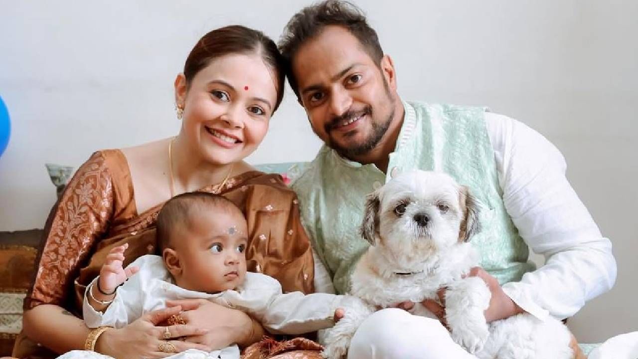 ‘साथ निभाना साथियाँ’ या मालिकेत गोपी बहूची भूमिका साकारून अभिनेत्री देवोलीना भट्टाचार्जी घराघरात पोहोचली. 2022 मध्ये तिने शाहनवाज शेखशी आंतरधर्मीय लग्न केलं. या लग्नामुळे तिला बऱ्याच ट्रोलिंगचा सामना करावा लागला. देवोलीनाने नुकताच मुलाला जन्म दिला. 
