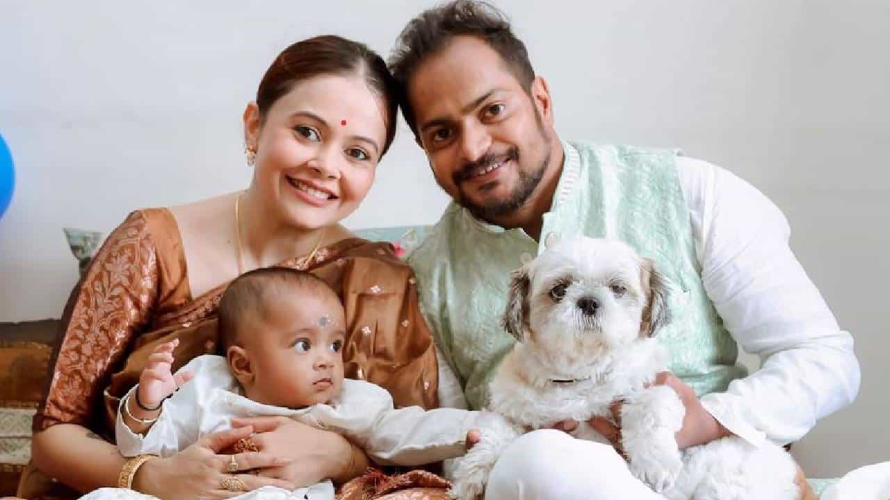 ‘साथ निभाना साथियाँ’ या मालिकेत गोपी बहूची भूमिका साकारून अभिनेत्री देवोलीना भट्टाचार्जी घराघरात पोहोचली. 2022 मध्ये तिने शाहनवाज शेखशी आंतरधर्मीय लग्न केलं. या लग्नामुळे तिला बऱ्याच ट्रोलिंगचा सामना करावा लागला. देवोलीनाने नुकताच मुलाला जन्म दिला.