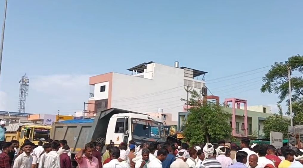 या घटनेतील आरोपींना लवकरात लवकर अटक करून कठोर कारवाई करावी या मागणीसाठी रिंगणगाव येथील ग्रामस्थांनी एरंडोल राष्ट्रीय महामार्गावर रस्ता रोको आंदोलन केले.