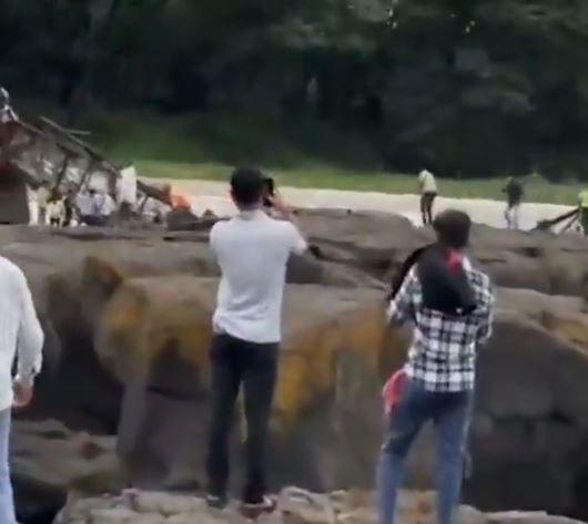 तर या दुर्घटनेत तीन जणांचा मृत्यू झाल्याचे समोर आहे. दरम्यान आता या दुर्घटनेत बचावलेल्या एका पर्यटकाने दुर्घटनेचा थरारक अनुभव सांगितला आहे. 