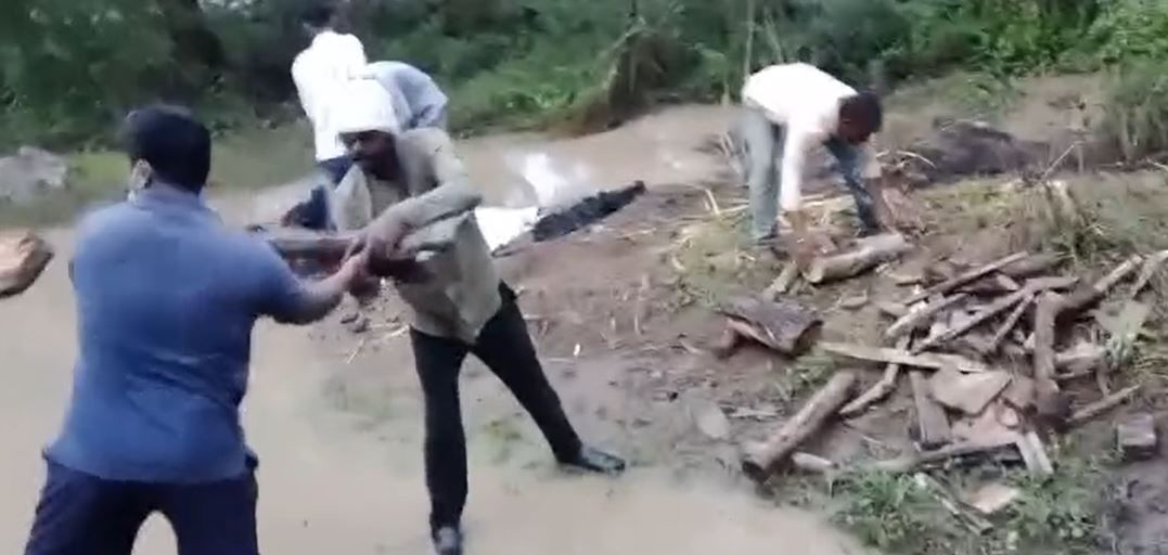 लातूर जिल्ह्यातल्या भडी इथं एक विचित्र घटना घडली आहे. येथे आलेल्या पावसामुळे ओढ्याला आलेल्या पाण्यात अंत्यसंस्कार करण्यात आलेला मृतदेह वाहून गेल्याची घटना घडली आहे. स्मशानभूमी नसल्याने हा प्रकार घडला आहे.