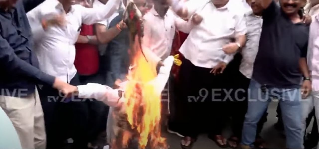 इयत्ता पहिलीपासून हिंदी भाषा विषय शिकवण्याच्या सरकारच्या धोरणाला विरोधी पक्षांकडून विरोध केला जातोय. ठाकरे गट, मनसे, काँग्रेस, शरद पवार गट एकत्र यांनी हिंदी सक्तीच्या या धोरणाला विरोध केला आहे.