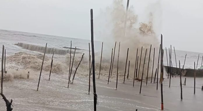 मिरा-भाईंदर शहरातील उत्तन परिसरात समुद्र किनाऱ्यालगत असलेल्या घरांमध्ये आज दुपारी 1 वाजण्याच्या सुमारास अचानक उंच लाटा घुसल्याने नागरिकांमध्ये भीतीचे वातावरण निर्माण झाले. समुद्रात झालेल्या भरणीमुळे लाटांचे स्वरूप अधिकच भयंकर झाले असून,पाण्याचे प्रमाण थेट घरांच्या हॉलपर्यंत पोहोचले आहे.