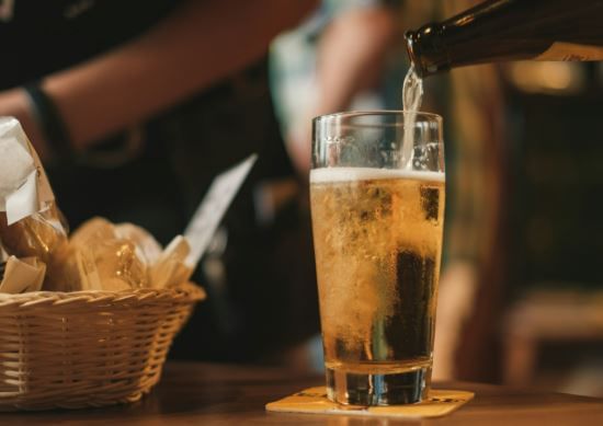 भारतात जवळपास 30 कोटी लोक मद्यप्राशन करतात. यातील बहुसंख्य मद्यपींना व्हिस्की पिने आवडते. 2024 साली भारतीय मद्यबाजार 2.2 टक्क्यांनी वाढला आहे. 