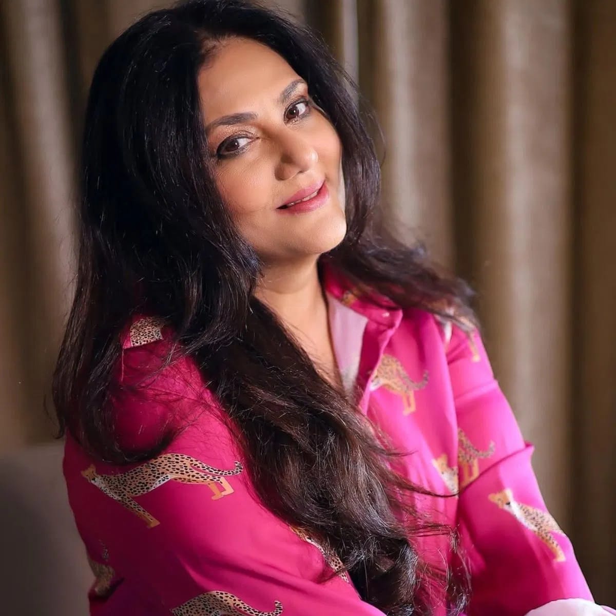 दीपिका चिखलिया सोशल मीडियावर सक्रिय आहेत. इंस्टाग्रामवर त्यांना 25 लाख लोक फॉलो करतात. अभिनेत्री असण्यासोबतच त्यांचं एक प्रोडक्शन हाऊस देखील आहे, ज्याद्वारे त्या भरपूर कमाई करतात.