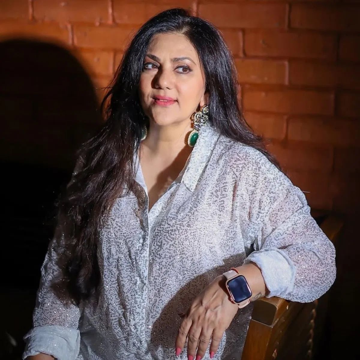 दीपिका चिखलिया यांच्या पतीचं नाव हेमंत टोपीवाला आहे. त्यांना दोन मुली आहेत, ज्या खूपच ग्लॅमरस आहेत. वयाच्या 60 व्या वर्षीही त्या चाहत्यांना फॅशन गोल्स देत असतात. 