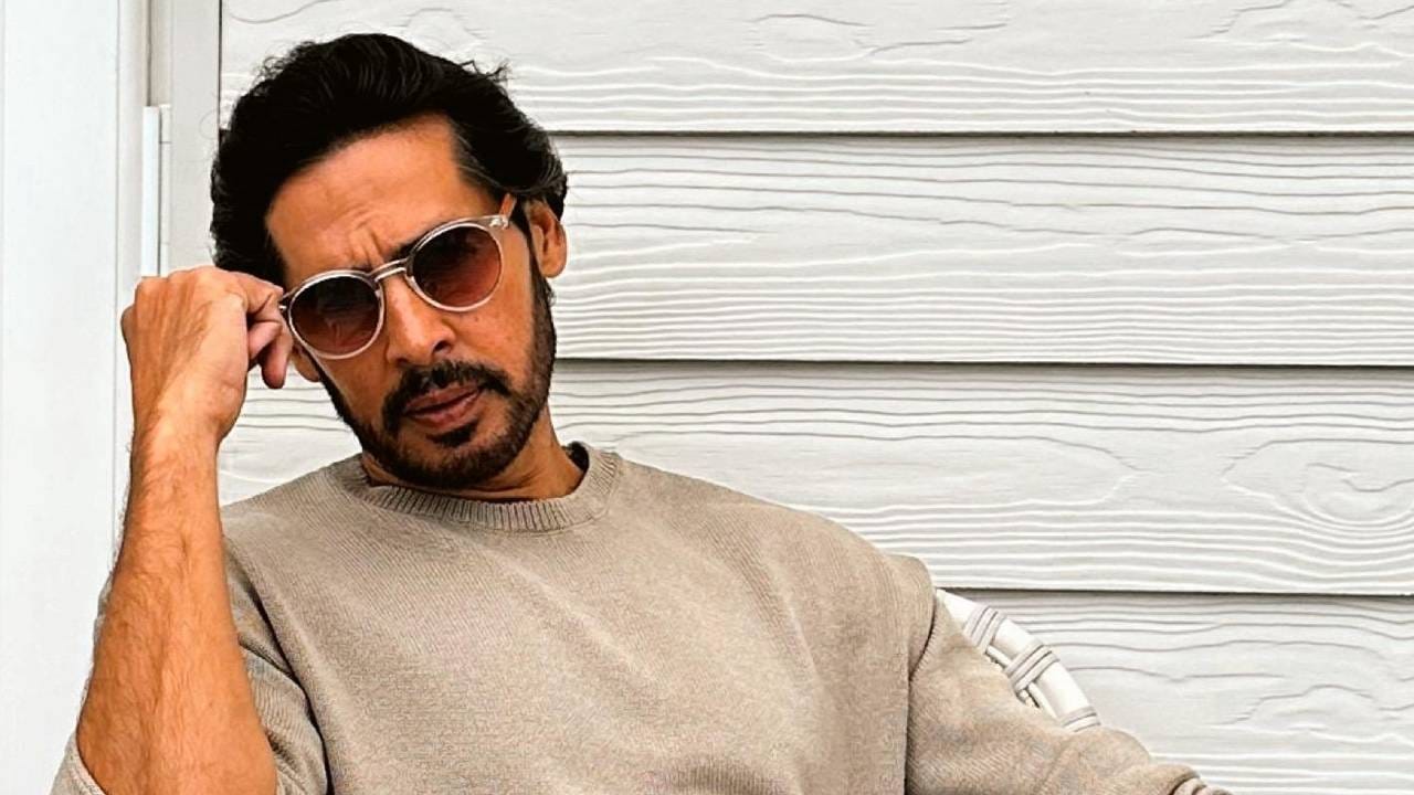 मिठी नदी गाळ उपसा घोटाळाप्रकरणी डिनो मोरियाच्या घरावर ईडीची छापेमारी मिठी नदी गाळ उपसा घोटाळाप्रकरणी डिनो मोरियाच्या घरावर ईडीची छापेमारी