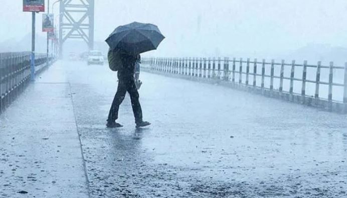 येत्या 24 तासांत कोकण व घाटांत मुसळधार ते अतिमुसळधार पावसाची शक्यता वर्तवण्यात आली आहे. नाशिक, पुणे घाटात रेड अलर्ट जारी करण्यात आला आहे.