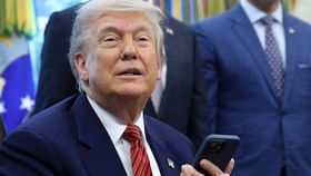 ट्रम्प यांचा Trump T1 फोन ‘मेड इन चायना’? महासत्तेचं नेमकं काय चाललंय? ट्रम्प यांचा Trump T1 फोन ‘मेड इन चायना’? महासत्तेचं नेमकं काय चाललंय?