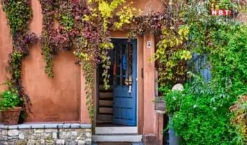 घराचे मुख्यद्वार या दिशेला आहे? वास्तूदोष दूर करण्यासाठी 'या' सोप्या टिप्सचा फॉलो करा....