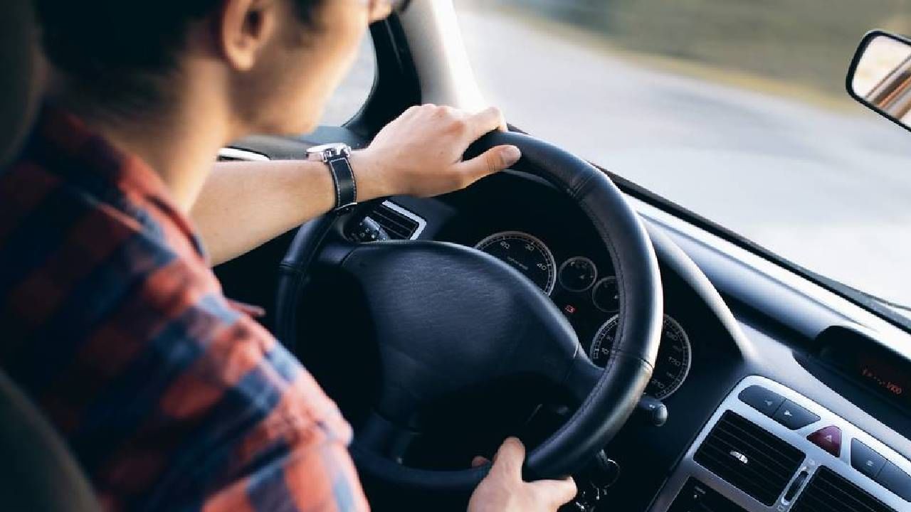 ऑनलाइन किंवा ऑफलाइन पद्धतीने अर्ज केला तरी अनेकदा लायसन्स हाती येण्यास एक ते दीच महिन्याचा कालावधी लागतो. अशा वेळी डिजिलॉकर या सरकारमान्य अधिकृत अॅपद्वारे तुम्ही ऑनलाइन लायसन्स मिळवू शकता. शिवाय लायसन्स हरवला असेल तर सर्वांत आधी तुम्हाला पोलिसांत एफआयआर फाइल करावी लागेल. त्यानंतर डुप्लिकेट लायसन्ससाठी अर्ज करावा लागेल. 
