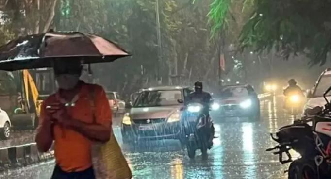 तर विदर्भात काही ठिकाणी मुसळधार पाऊस तर काही ठिकाणी मेघगर्जनेसह पावसाची शक्यता व्यक्त करण्यात आली आहे.