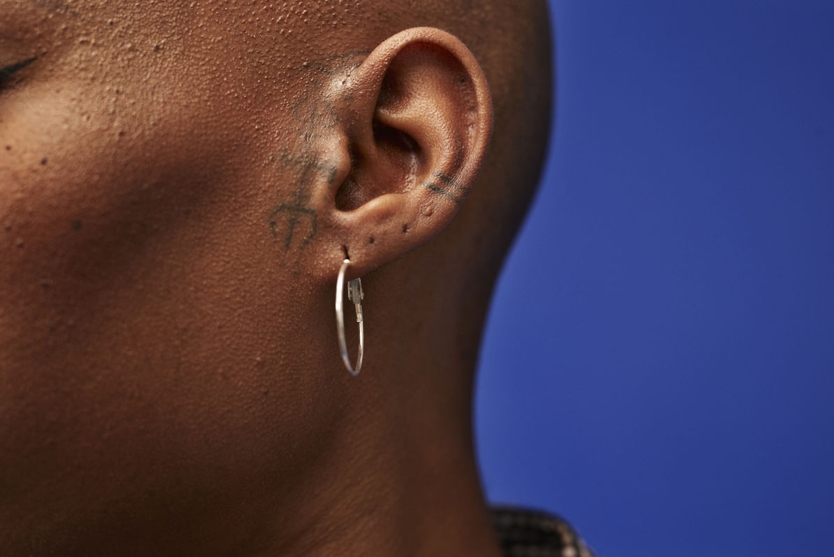 सामुद्रिक शास्त्रानुसार ज्या व्यक्तींच्या कानावर केस असतात, त्या व्यक्ती भाग्यवान असतात. या व्यक्ती दीर्घायुषी असून धन-संपत्ती मिळवून खूप आरामात जीवन जगतात.