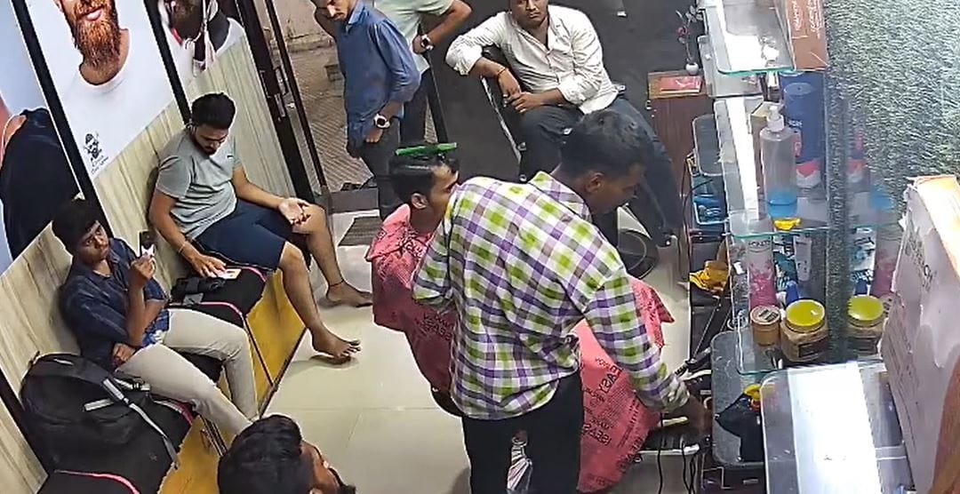 हल्लेखोराची जखमी तरुणासोबतची हाणामारी सीसीटीव्हीत कैद झाली आहे.