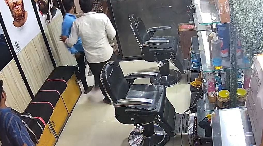 धाराशिव शहरातील पोस्ट ऑफिस परिसरातील न्यु क्लासिक जेंट्स पार्लर येथे ही घटना घडली आहे. 