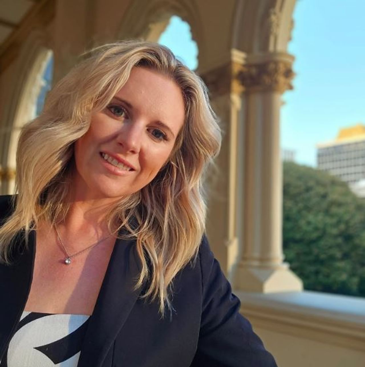 न्यूझीलंडमधील खासदार लॉरा मॅक्लूर यांची जगभरात चर्चा होत आहे. इंटरनेटचं जग सामान्यांसाठी किती असुरक्षित आहे, हे सांगण्याचं धाडस त्यांनी केलंय. 