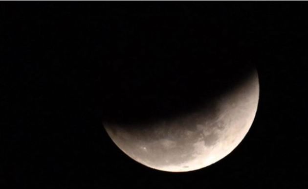 अमावस्येच्या दिवशी झाडू खरेदी करणे अशूभ मानले जाते. त्यामुळे घरात नकारात्मक उर्जा वाढते असे म्हटले जाते. अमावस्येच्या दिवशी केस कापने, नख कापणे अशूभ मानले जाते.