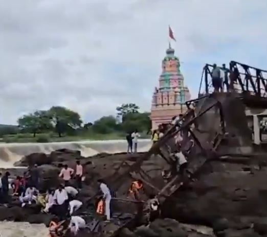 अवघ्या तीन सेकंदांत होत्याचं नव्हतं झालं, असं या पर्यटकाने म्हटलं आहे. 