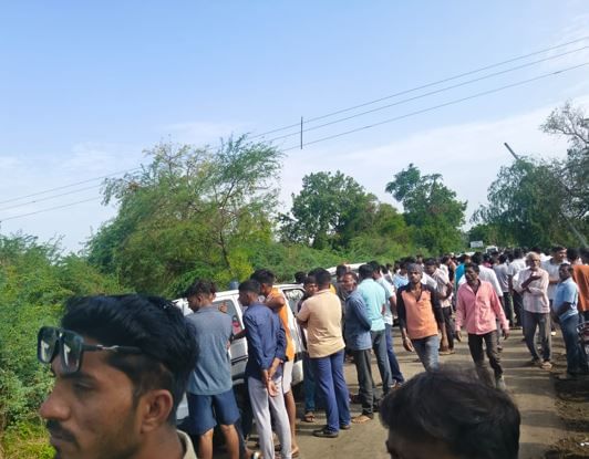 मोठ्या संख्येने महिलांसह पुरुषांनी महामार्गावर ठिय्या मांडून तब्बल एक तास महामार्ग रोखून धरला.