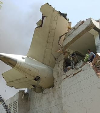 कॉक्स यांच्यानुसार अपघातग्रस्त विमानाचे सुटे भाग व्यवस्थितरीत्या लावण्यात आले नव्हते. आंतरराष्ट्रीय माध्यम असलेल्या असोशिएटेड प्रेसशी त्यांनी बातचित केली आहे. यावेळी त्यांनी या विमान अपघाताची काय कारणं असू शकतात हे सांगितलं आहे. 