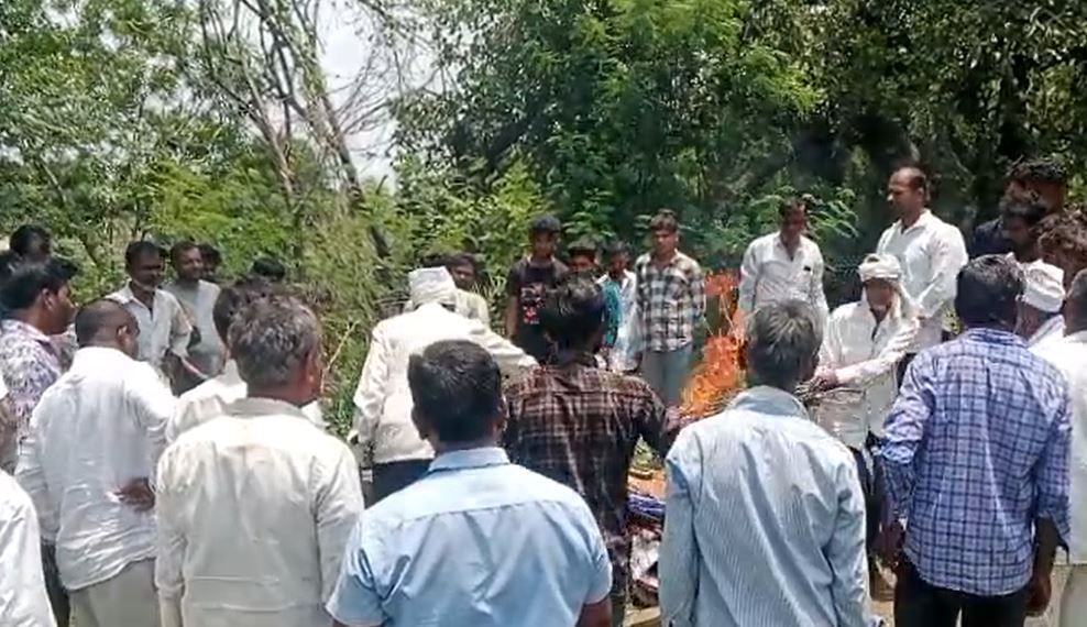 ऋतिक कांबळे या 20 वर्षीय बांधकाम मजुराचा मृत्यू झाला होता. त्याच्यावर अंत्यसंस्कार करण्यात आले होते. विद्युत शॉक लागल्याने त्याचा मृत्यू झाला होता.