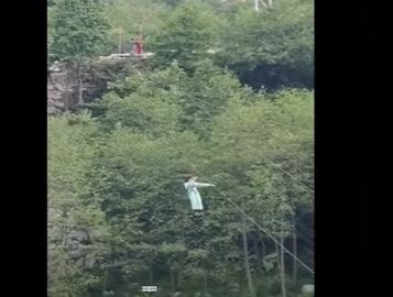 या दुर्घटनेत ती 30 फूट खोल खाली पडली आहे. या दुर्घटनेचा एक व्हिडीओ तिच्या नातेवाईकांनी शेअर केला आहे. 