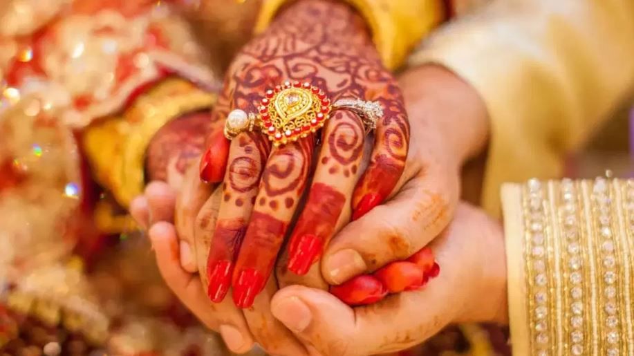 रेश्माला आर्यनाड येथील पोलिसांनी बेड्या ठोकल्या आहेत. ती परंदोडू वॉर्डाचे पंचायत सदस्य अनीश (35) यांच्याशी लग्न करत होती. याच वेळी पोलिसांनी तिला पकडले आहे. विशेष म्हणजे ती पुढच्या महिन्यात 15 व्या लग्नाचीही तयारी करत होती. 