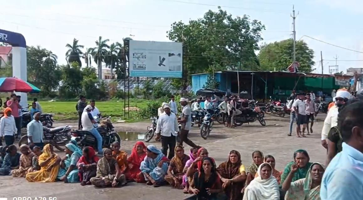 या रस्ता रोको आंदोलनामुळे महामार्गावर वाहनाच्या लांबच लांब रांगा लागल्या होत्या...