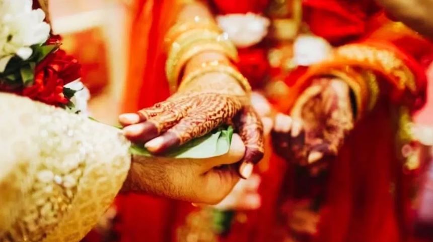 लग्न केल्यानंतर ही तरुणी तिच्या सासरी जायची आणि मधुचंद्राच्या अगोदरच घरातील सगळे दागिने, पैसे, रोकड घेऊन पळून जायची.  