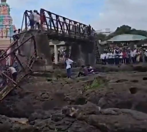 इंद्रायणी नदीच्या दुर्घटनेत गणेश पवार नावाची व्यक्ती सुदैवाने बचावली आहे. त्यांनी पूल नेमका कसा कोसळला? याची सविस्तर माहिती दिली आहे. या दुर्घटनेत माझी दुचाकी वाहून गेली, असं त्यांनी म्हटलंय. 