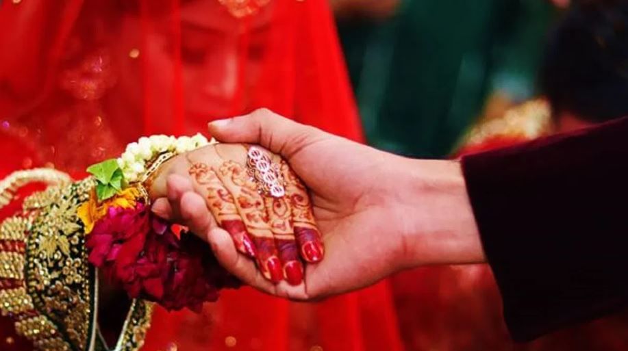 मिळाळेल्या माहितीनुसार ही रेश्मा चांगलीच हुशार आहे. तिने पदव्यूत्तर पदवीपर्यंतचे शिक्षण घेतलेले आहे. तिला पीएचडीही करायची होती. तिने पहिले लग्न 2014 साली पहिले लग्न केले होते. तिने आतापर्यंत अनेकांची लग्न करून फसवणूक केलेली आहे. 2022 साली तिला एक मुलगी झाली. 