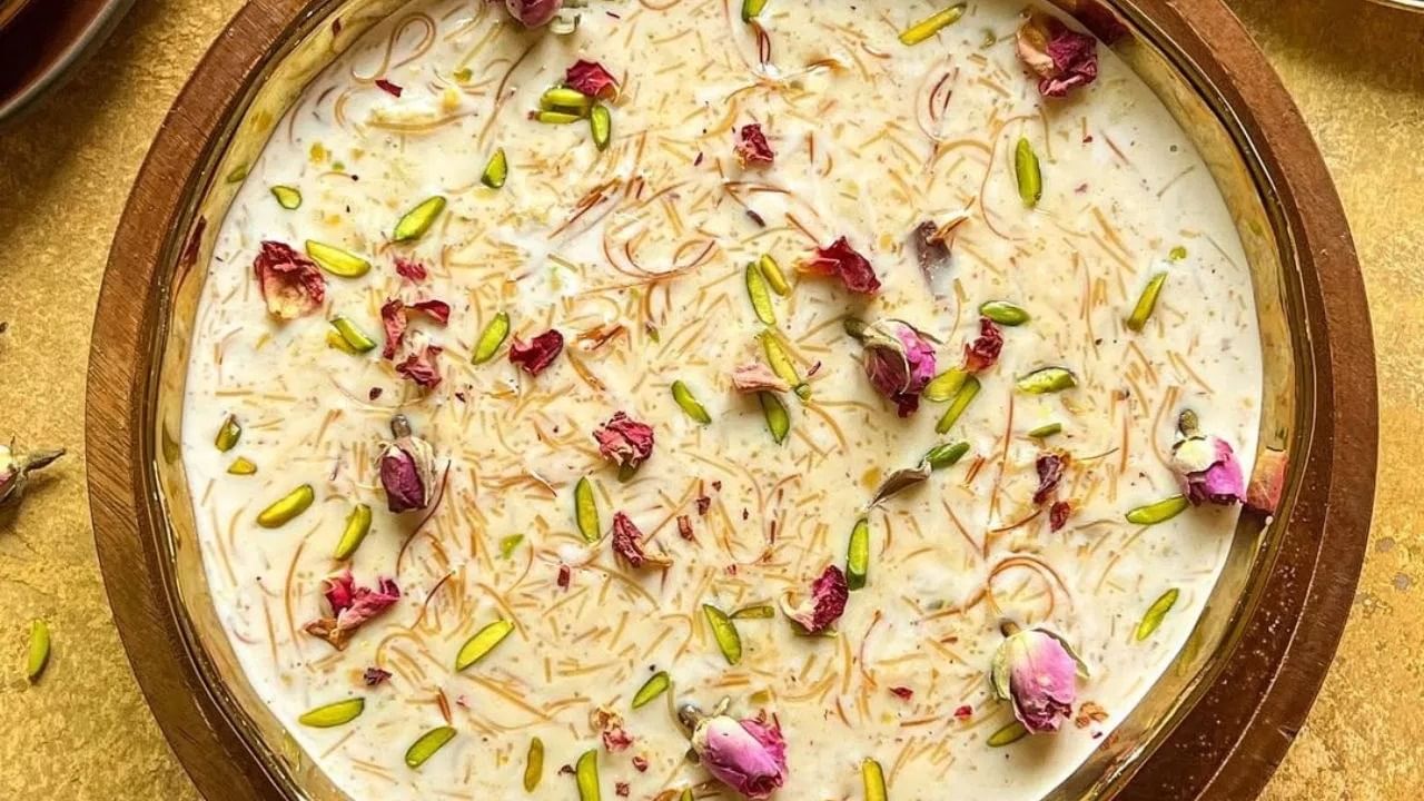 शीर खुरमा हा ईद आणि बकरी ईदच्या निमित्ताने तयार केला जाणारा पारंपरिक गोड पदार्थ आहे. याची चव फारच खास आहेत. हा बनवण्यासाठी, सर्वप्रथम तुपात शेवया सोनेरी होईपर्यंत भाजून घ्या. आता एका भांड्यात दूध उकळा. त्यात भाजलेल्या शेवया घाला. यासोबत मावा किंवा कंडेन्स्ड मिल्क देखील घाला. १०-१५ मिनिटे शिजवा. त्यानंतर त्यात साखर, खजूर आणि ड्रायफ्रूट टाका. यानंतर वेलची पूड घालून गरम सर्व्ह करा.