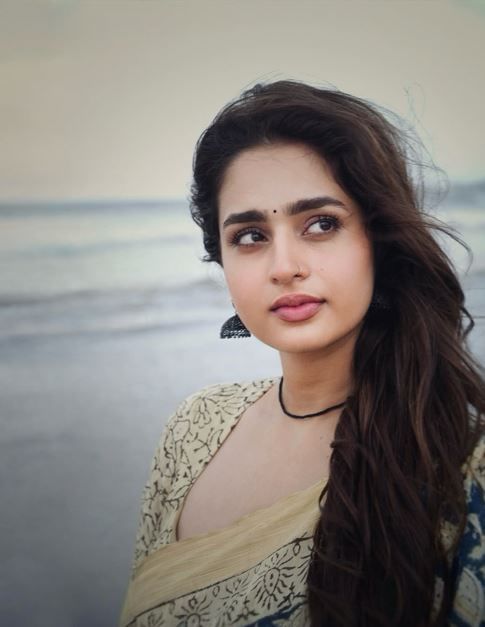 सध्या तिने निळ्या साडीमधील काही फोटो सोशल मीडियावर शेअर केले आहेत. तिच्या या फोटोंची सध्या सगळीकडे चर्चा आहे.