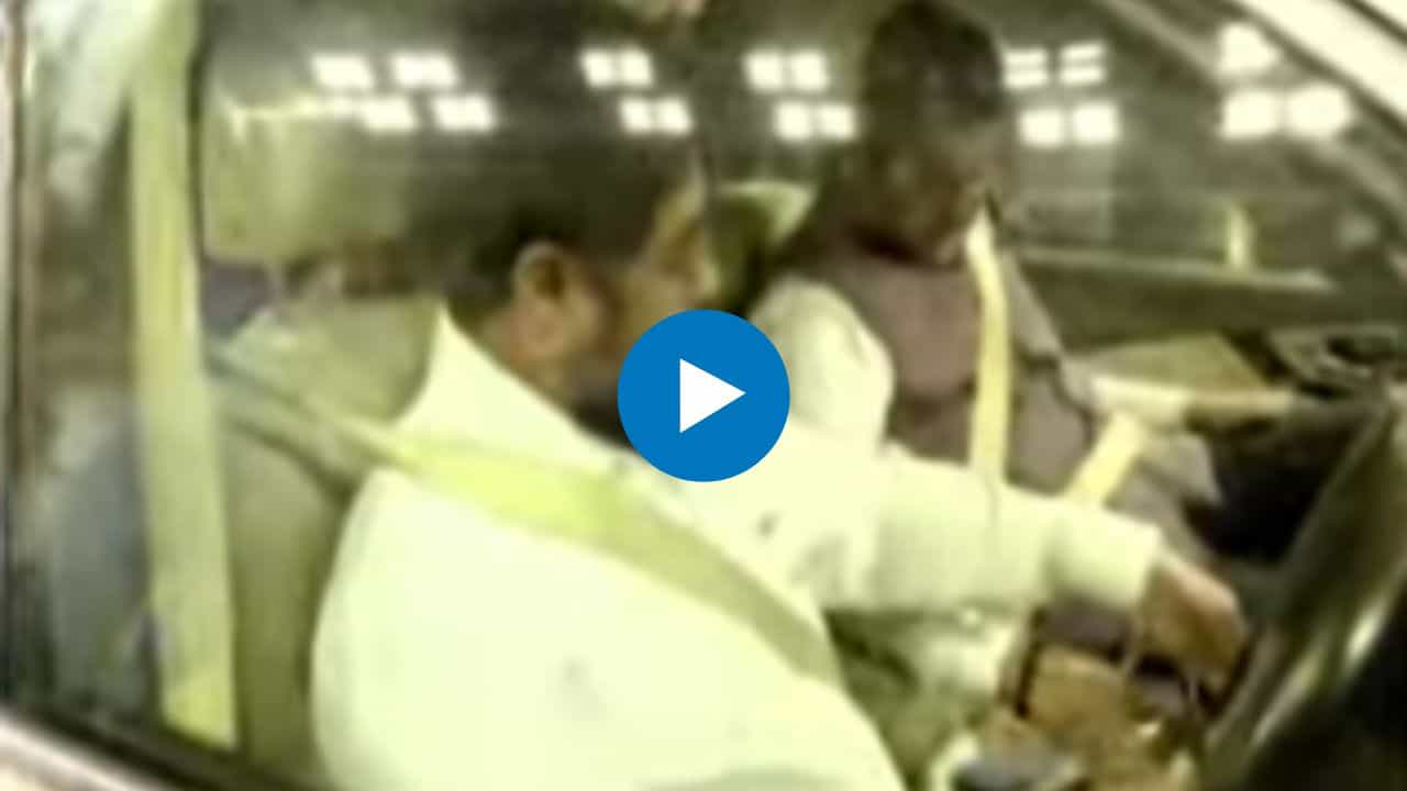 Samruddhi Mahamarg Inauguration : शिंदेंच्या हातात गाडीचं स्टेअरिंग, फडणवीस, अजित पवार बॅक सीटवर; समृद्धी महामार्गावर काय घडलं? Samruddhi Mahamarg Inauguration : शिंदेंच्या हातात गाडीचं स्टेअरिंग, फडणवीस, अजित पवार बॅक सीटवर; समृद्धी महामार्गावर काय घडलं?