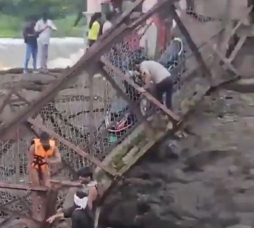 तसेच हा अपघात अवघ्या दोन ते तीन सेकंदांत घडला. पूल कोसळत असताना मी एका ठिकाणी पकडले. त्यामुळे सुदैवाने मी वाचलो, अशी माहिती गणेश पवार यांनी दिली. 