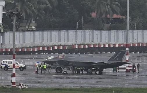 वैमानिकाला विमानात इंधन कमी असल्याचे समजताच त्याने लगेच इमर्जन्सी संदेश पाठवला आणि आम्हाला उतरण्यास परवानी द्या, अशी मागणी केली. त्यानंतर लगेच हे विमान तिरुअनंतरपुमच्या विमानताळावर सुखरुप उतरले. 