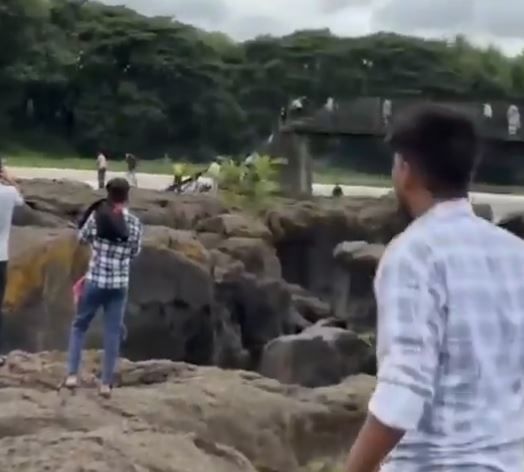 दरम्यान, या दुर्घटनेमुळे वाहून गेलेल्यांना वाचवण्याचा प्रयत्न केला जात आहे. या परिसरात रुग्णवाहिका आहेत. एनडीआरएफच्या पथकाकडून बचावकार्य केले जात आहे.      