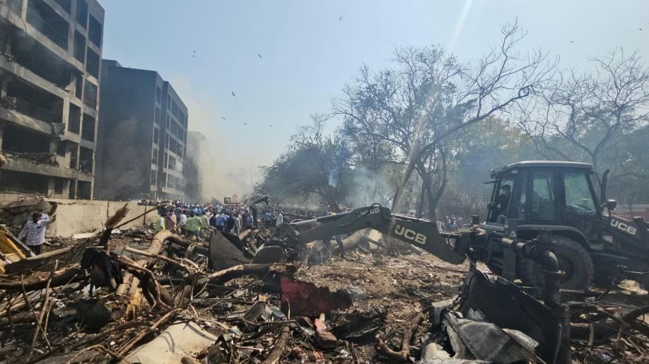 विमान ज्या वेळी उड्डाण घेत होते, त्यावेळी त्याचे स्लॅट्स आणि फ्लॅप हे भाग योग्य स्थितीत नव्हते, असं कॉक्स यांनी सांगितलं. 